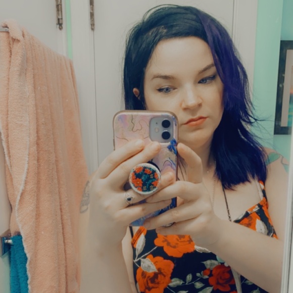 Meet your Posher, Elle - Picture 1 of 7